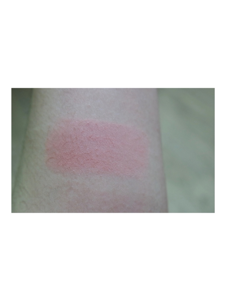 손목 발색은 이러하나 
얼굴에 얹으면 좀 더 오렌지빛이
돈다는 사실 ! 손목이 하얘서 그런건가봐용
사람마다 얼굴톤이 매우 다르기 때문에
매장 테스트는 필⭐️수 입니다.