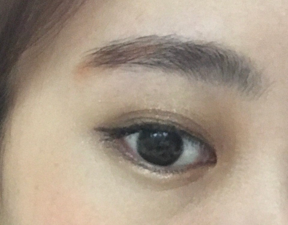 완성된 아이메이크업이예요! 
글리터 펄 섀도우를 꽤 많이 썼는데도 아주 확 튀는 느낌이 아니죠?
웜톤 쿨톤 상관 없이 다 잘 어울릴 듯 해요 :)
가을웜톤 - 겨울쿨톤 에 잘 어울릴 음영 메이크업 같아요
