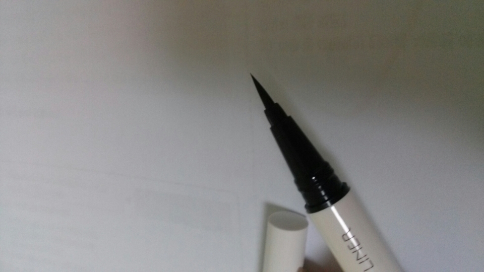 죄송해요
제품은 붓펜타입이고 얄쌍하게 생겨서 얇게 잘그려져요!
