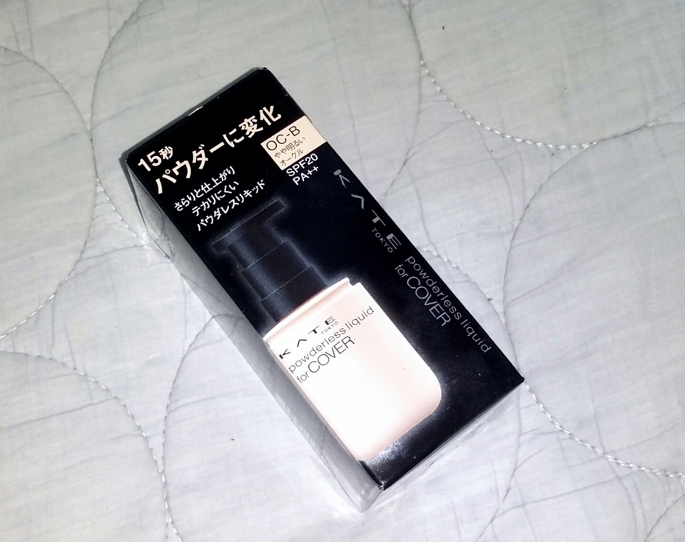 (얘는 친구 선물로 주려고 산거라 급하게 사진을 찍어서 장소가 달라요ㅠ)

케이트 파우더리스 리퀴드 파운데이션
1400¥