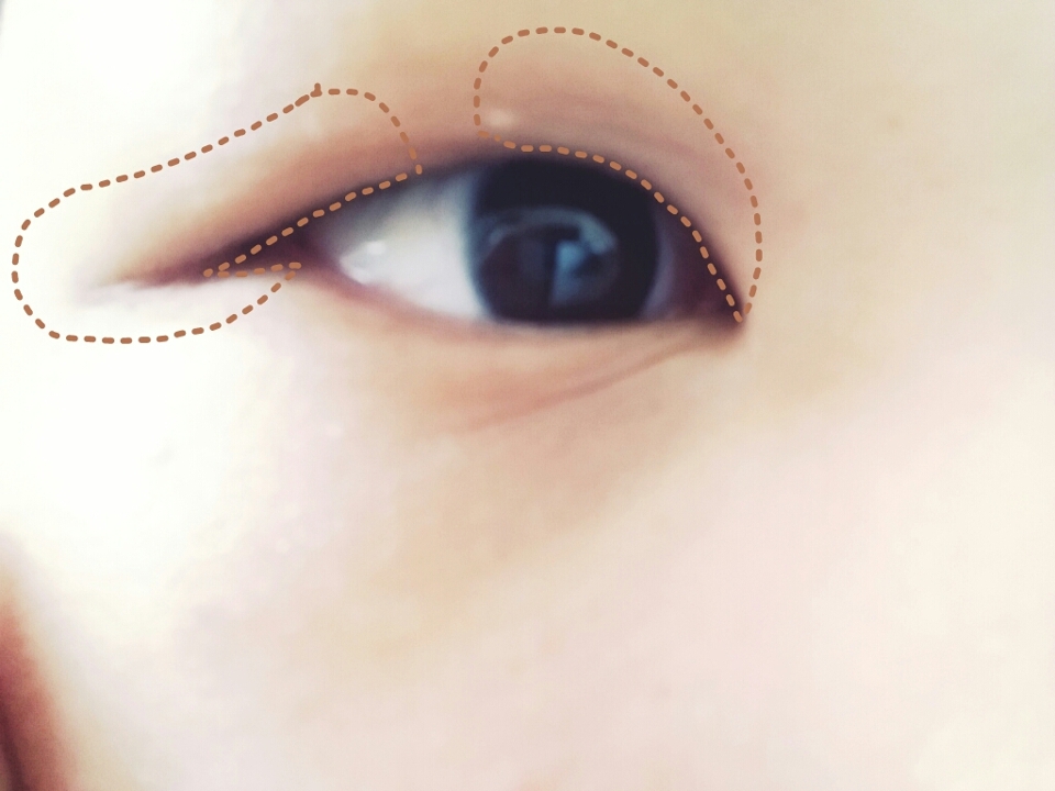 다음은 쉐도우!
눈두덩이전체에 가볍게 손으로바르고 경계친곳은 한번더 발라줍니다(입체감형성)