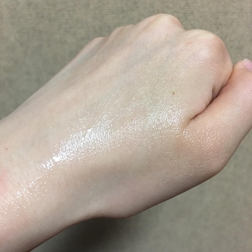 발림성이 아주 좋습니다!! 쓱- 진짜 부드럽게 발립니다!!

보자마자 수분감이 많구나 라는 생각이 들었어요!!

