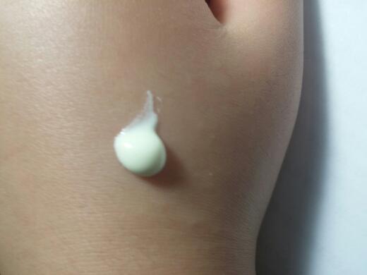 점도는 묽지도 않고 딱 좋습니다. 발림성이 정말 좋아요.