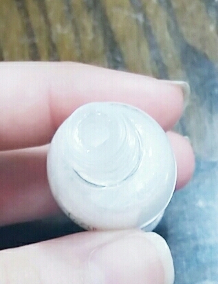 뚜껑부분에 틴트처럼 덜어지게하거나 그런건없구요 문제가 열다가 붓에있던 내용물이 주변에 좀...묻네여..ㅠ