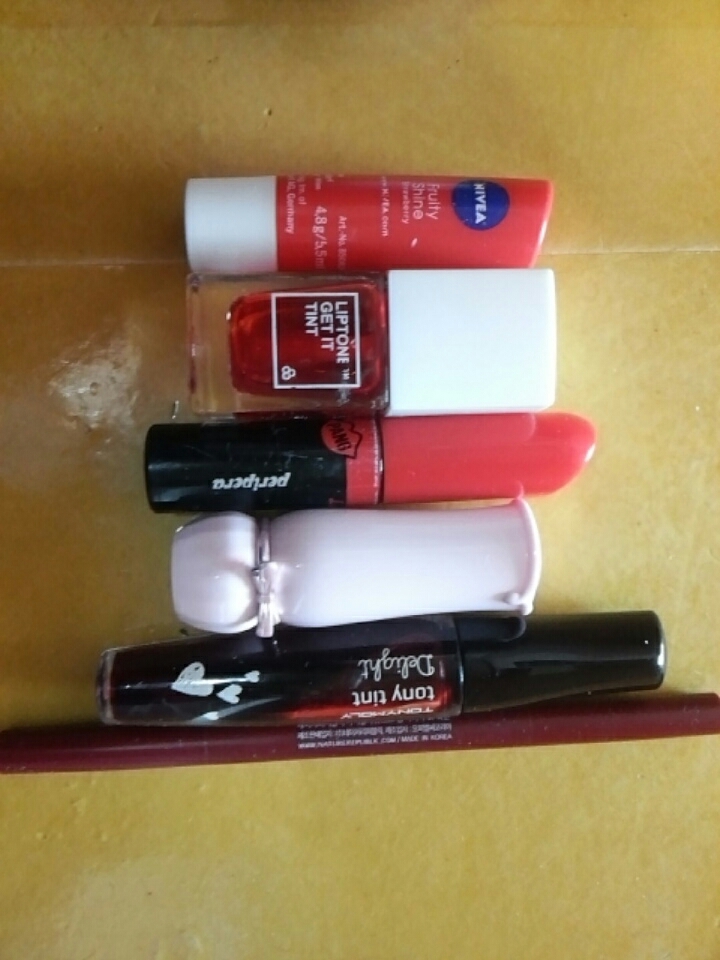 립제품들~
1.니베아 립밥 스트로베리
2.토니모리 립톤 겟잇틴트 3호 레드핫
3.페리페라 루미팡 노출금지
4.에뛰드 디어마이블루밍 립스 반한레드
5.토니모리 딜라이트 틴트 2호 레드
6.네이처리퍼블릭 오토립라이너 1호 와인
발색샷이랑 같이 설명할게용