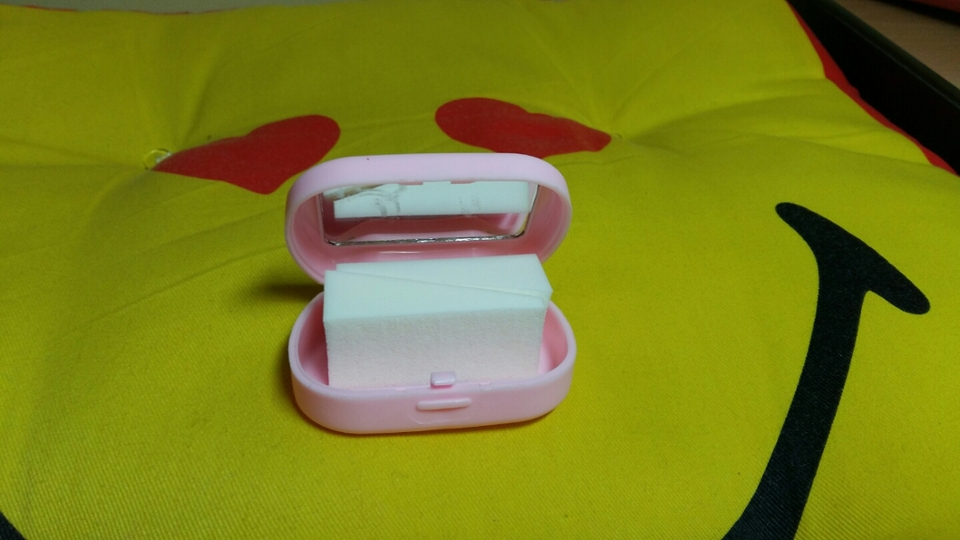 위에는 베이스 제품을 바를 때 사용하는 스펀지이고 이 사진에 나오는 스펀지는 수정화장에 사용하는 스펀지입니다. 스펀지가 통에 알맞지않아서 안 닫힐거 같지만 폭신한 스펀지이다 보니 매우 잘 닫힌답니다😉