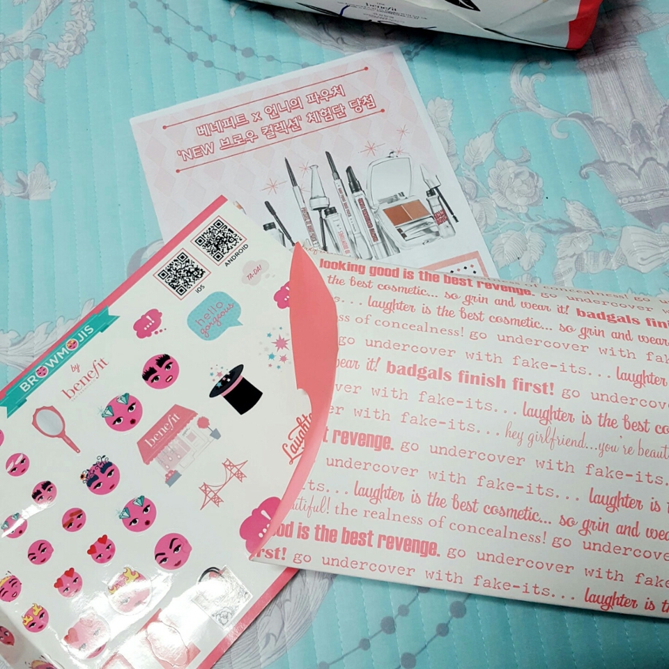 쇼핑백에들어있는 구성품은 제품이들어있는 박스와 당첨종이히라 그리고 베네피트 스티커입니다
스티커는생각지도못했는데 넘나귀여운것♡
스티커위에 QR코드가있는데 베네피트키보드깔수있는거네욬ㅋㄱㅋㄱ