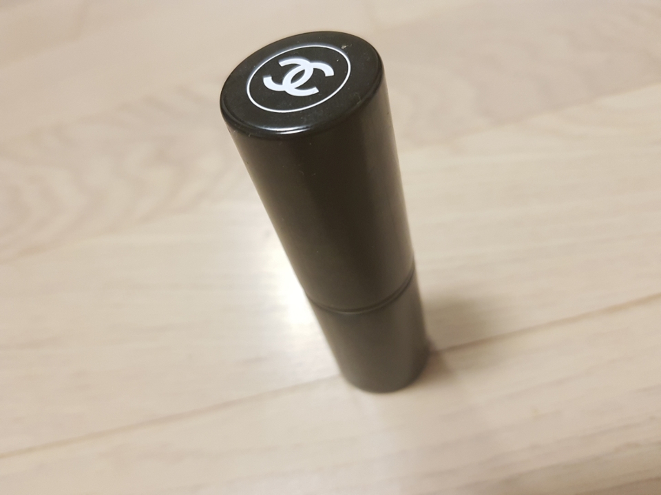 케이스는 샤넬답게 깔끔하고 고급져요 ! 👍
근데 이번 여름에 나온 신상 브러쉬라 그런지 아직 제품이 
언파를 포함하여 어플 거의 대부분에 등록 안되있더라구요 ㅜㅜ
이거야말로 나만의인생템이 아닐까 싶네요 ㅎㅎ
가격이 살짝 사악하지만요.... ㅜㅜ
파데보다도 비싼 브러쉬...