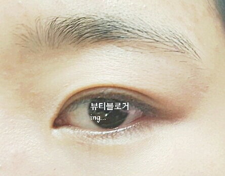 
파우더로 유분기만 제거한 생눈입니다.
Tip.파우더는 얇게올려주시고 언더 또 눈썹까지 꼼꼼하게 터치해주세요