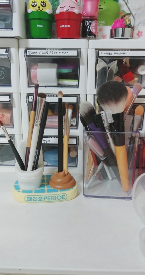 브러쉬 꽂이 하나가 좀 특이하죠?ㅋㅋㅋ 사은품으로 예전에 받았는데 귀여워서 쓰고 있고 이런 꽂이는 주변에 많아서 쉽게 구하실 수 있을거예요. 다이소에서 취향에 따라~~
