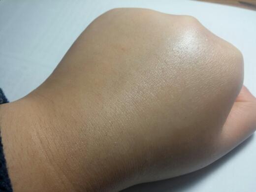 왼쪽이 안 바른쪽 오른쪽이 바른쪽입니다. 사진으로 보시기에도 촉촉합니다. 하지만 지성이신 분들은 살짝 유분이 많다고 느껴지실수 있으세요! 미백 효과 전혀 없습니다!