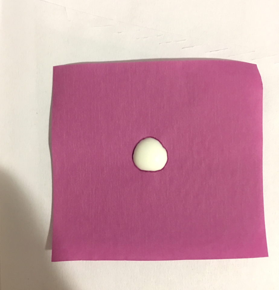 다시한번 더 정확하게 기름종이 유분기 test! 
역시나 오일프리 제품이라 유분이 올라오지 않았습니다 
한국 오기전에 여러개 사왔는데...라로슈포제나 유세린이나 유리아쥬 처럼 제발 한국에도 수입해 줬으면 좋겠네요 
머지않아 한국 H&B스토어 에서 꼭!! 만나보길 바라는 제품이에요 
똑같은 생김새에 이름 다른게 많은데 제가 사용한건 퓨전워터 입니다ㅜㅜ유럽여행 가신다면 정말 강추 드리고 싶어요 
