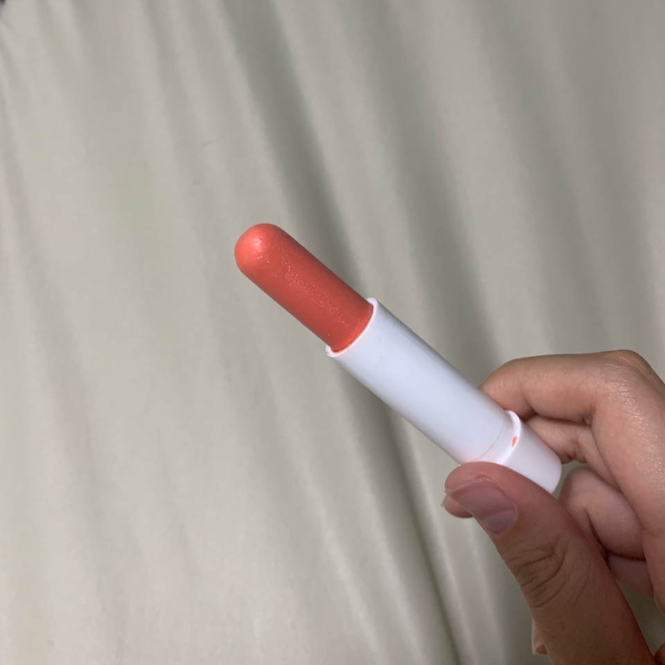 제가 사용을 많이해서 둥글둥글한 모습으로 되었네요(홀짝)

일단 길이와 양을 보여드리자면 되게 많아요!
그리고 또 립밤은 겨울에도 필수이긴하지만
1년 365일 내내 발라야 촉촉한 입술을 관리할수도있고
입술 각질을 없앨수있는 그런 좋은 제품인것같아요:)
