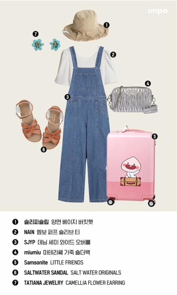 좀 더 귀엽고 사랑스러운 
바캉스룩을 원한다면
이렇게 데님 오버롤 팬츠를
매치한 코디는 어떨까?