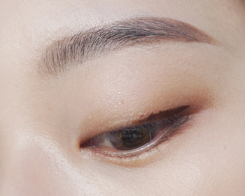 아이라인을 속눈썹 뿌리에 맞춰서 눈 끝보다 조금 길게 그려주세요
꼬리는 따로 그릴 거라서 너무 길게 그리지 마세용