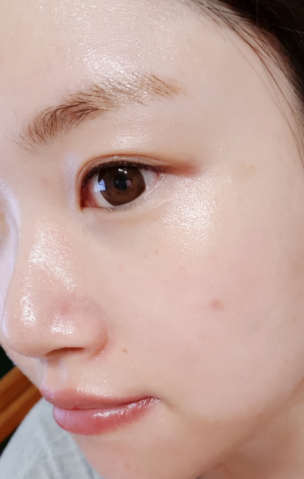 바른후! 한시간이 지난후에요~ 딴짓하다 까먹고 늦게찍었어요 ㅎㅎ 근데도 광채가!! 속당김 잡아주는것도 너무좋은데 미백효과도 있어요! 쬬아쬬아♥