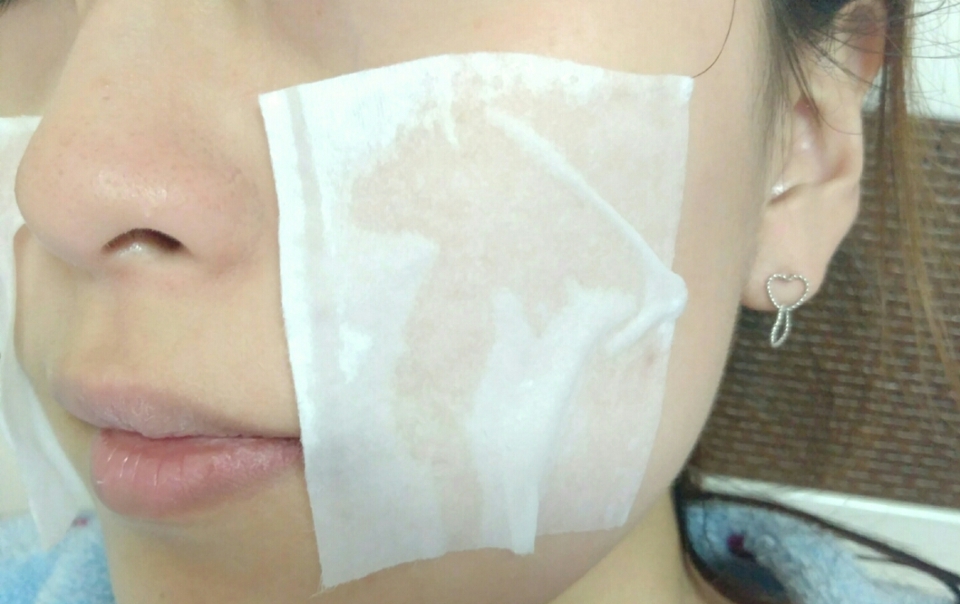 5겹 화장솜에서 2겹을 떼어내서
미스트를 적시고 팩을 해요! ㅎㅎ

피부가 당김이 심하거나 건성 분들은 
이 방법으로 사용하시면 미스트를 더욱
효과적으로 쓸 수 있을 꺼예요😄