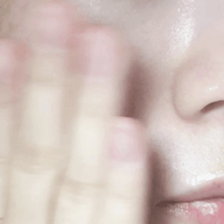 크림을 고르게 다 발라줬다면, 손바닥에 남아있는 체온을 이용해 지그시 피부를 눌러가며 크림이 자연스레 흡수될 수 있게 해줘요 ...♡
그냥 크림을 바르기만 해도 충분하긴 하지만, 지그시 손바닥을 갖다대는 것만으로도 피부에 스킨케어가 더 깔끔하게 흡수되는 느낌을 받으실 수 있으실거에요!!
이 단계까지 거치면 저의 꼼꼼한 겨울철 스킨케어 루틴과 꿀팁은 모두 소개드렸다고 볼 수 있을 것 같아요. 읽으시느라 정말 수고 많으셨습니다 ㅠㅠ