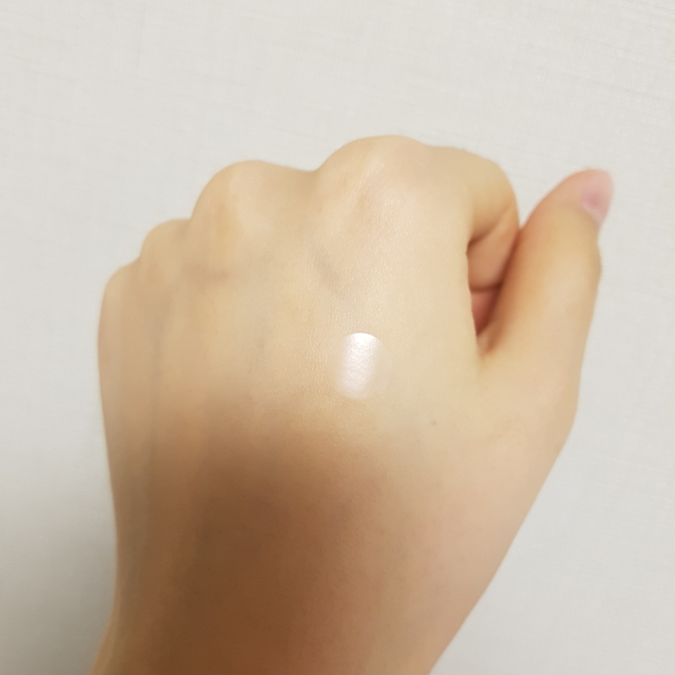 피부에 직접 붙여봤는데 와 ... 정말 얇고 밀착력이 있어요!
이 위에 화장을 해도 자연스러울것같아요.