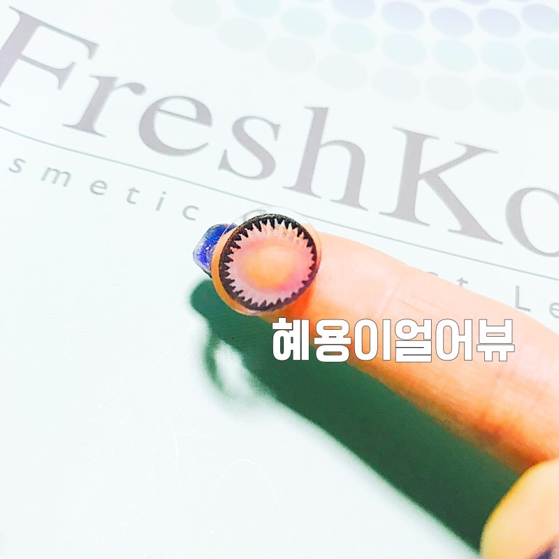 그래픽은 , 인라인~미들라인 , 연보라 & 아웃라인은 블랙 컬러감이구요, 뾰족뾰족 가위로 자른듯한, 그래픽! 이랍니당! *_<💛