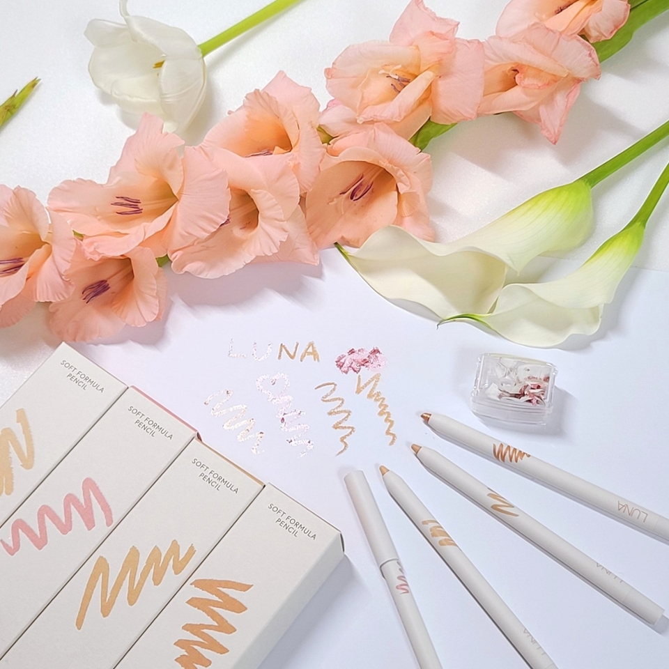 루나에서 신상 펜슬 나온거 모르는 사람 없게 해주thㅔ요..☆

​

부드러운 발림성과 세밀한 드로잉으로 컨실러, 애교살, 하이라이터까지 요거 하나면 순삭!

​

루나 소프트 포뮬라 펜슬 입니다💕

