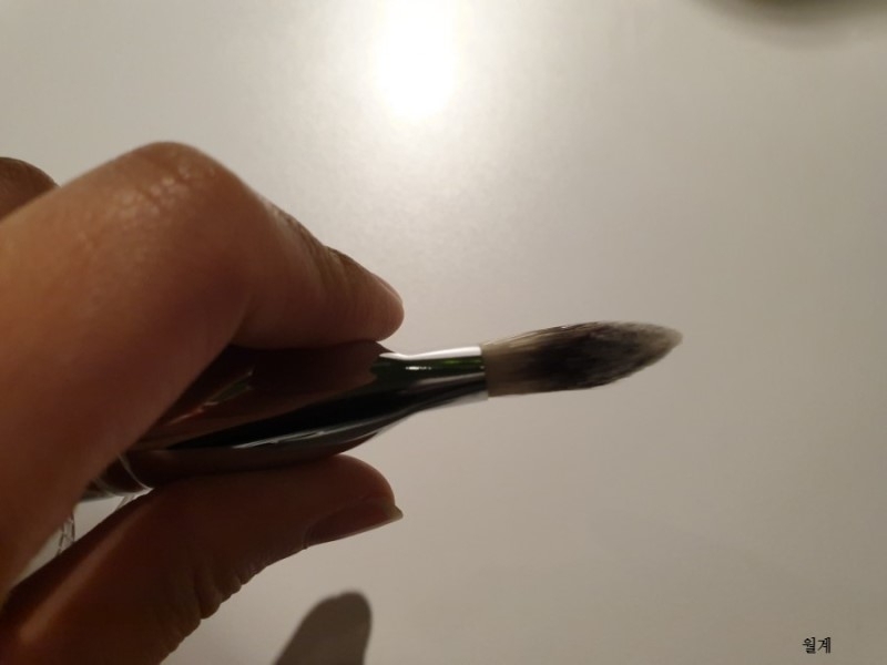 얇게 발릴 것 같죠?
브러쉬 갈라짐이나 모 빠짐은 당연히 전혀 없고
편하게 잘 쓰고 있어요
(파데브러쉬는 매번 빨기 귀찮아서 아껴씀니다..ㅋ)
