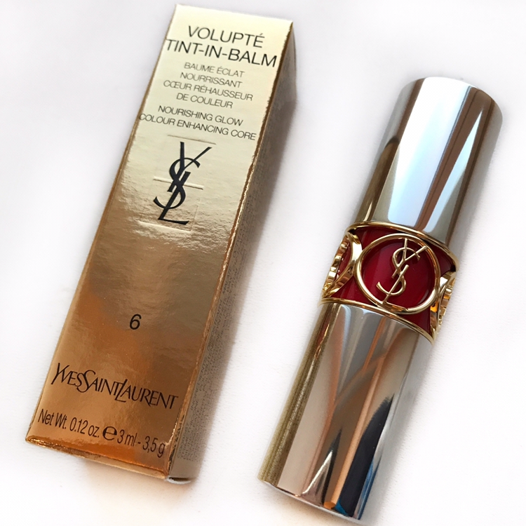 하.. 요 외관 진짜 오랜만이에요.. 옛날에 한번 사고는 요즘은 계속 입생 틴트 제품만 샀는데..
진짜 외관 넘나 이뻐요..
생긴건 똑같지만 오리지널 립스틱 라인인 볼륍떼 샤인은 골드에 중앙 로고가 은색이고요, 요 틴트 인 밤 라인은 은색에 중앙 로고가 금색이에요. 
중앙에 로고 있는 부분에 본 색상이 나타나서 립스틱 구별하기도 쉬워요!