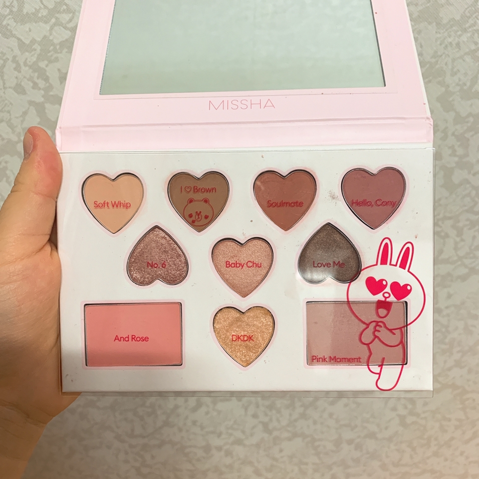 색 구성은 이렇게 되어 있어요! 매트 섀도우 4구, 펄 섀도우 4구, 블러셔 2구로 되어 있어요! 