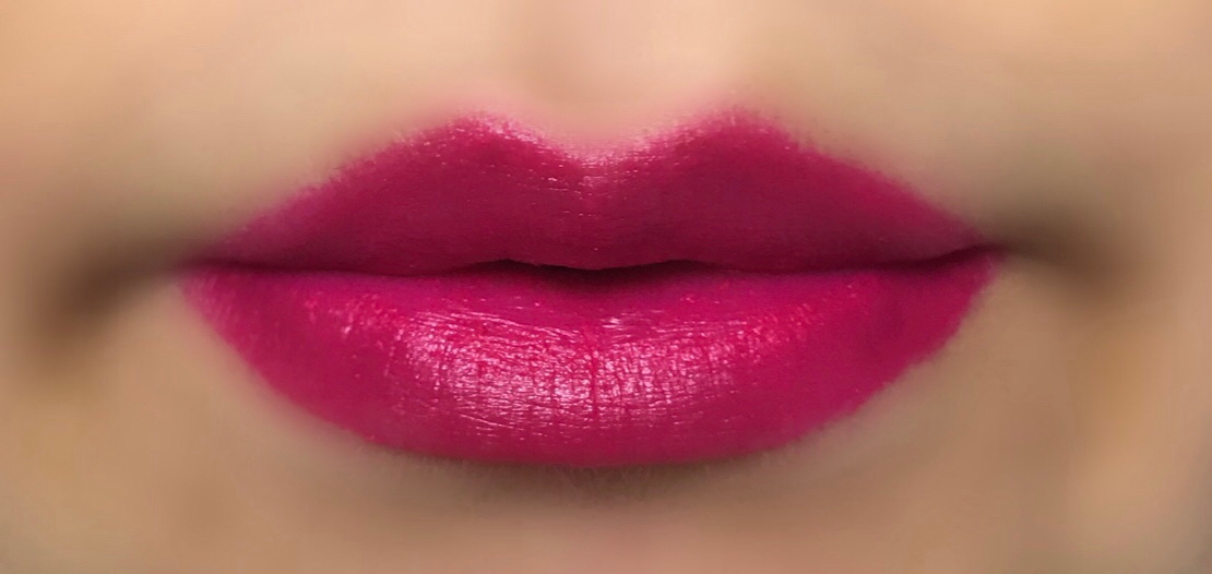 발림성은 아주 부드럽게 잘 발려요 매트립이라서 뻑뻑할줄 알았는데 진짜 부드러웠고 부드러워서 각질부각이 잘안됬어요 색은 핫핑크에다가 발색도 잘되고 포인트로 주거나 연하게 바르면 데일리로 바르기 좋을거 같아요 👍🏻💕
진하게 바르니깐 얼굴에 형광끼가 도는거처럼 화사해 보였어요 