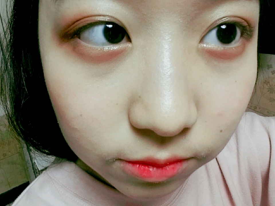 애교살 )눈동자 바로 밑 정가운데에 오렌지 골드펄 섀도우를 발라줍니다. 그냥 발라두 되구 눈물이 흐르는 것처럼 눈 가까이서 많이 바르고 내려갈수록 얇아지게 발라도 되요. 보시는 사진들은 제가 눈물처럼 발랐다가 망쳐서 그냥 한쪽만 눈물처럼 발랐는뎁ㅋㅋ