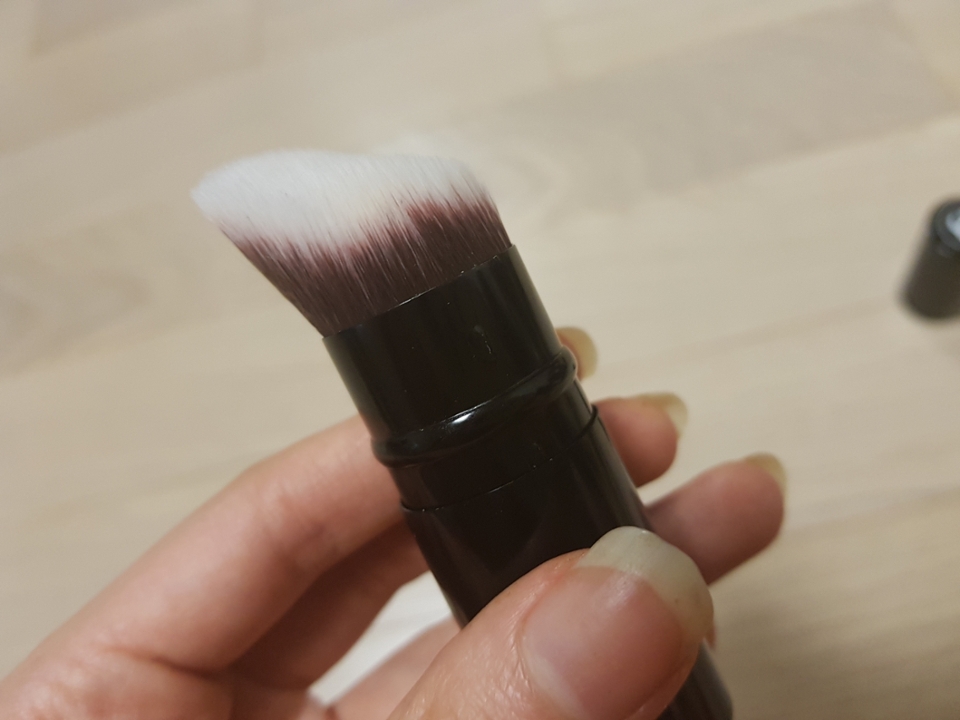 옆에서 보시면 모가 일자로 되있는게 아니라 굴곡이 있고 끝 모서리부분은 살짝 뾰족하게 되있어서 코옆부분 등 미세한 부분들 바를때도 좋아요 !!
특히 저같은 경우는 코쪽이 자주뜨고 바르기 힘들었는데 요 브러쉬로 할땐 들뜸없이 쉽게 발리더라구요~