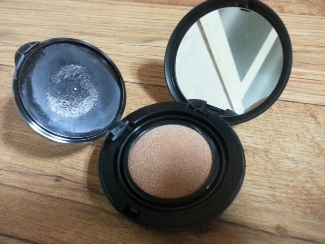 펼치면 다른 쿠션과 똑같이 저런 모양 이구요! 무엇보다 매직 스노우 쿠션은
다른 쿠션보다 조금 볼록한게 특이한거 같아요 볼록한 이유는 양이랑 수분 때문에 볼록 한다고 하니 좋은 이유 때문이겠죠? 근데 너무 볼록해서 뚜껑에
계속 묻는다는게 단점이에요ㅠ!