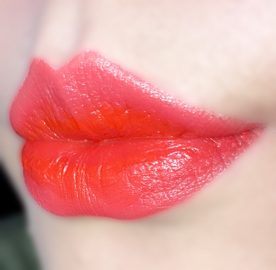 지속력도 좋고 색도 예쁘고!!

부드럽게 발리면서 각질 부각도 없어서 더욱 좋았어요~