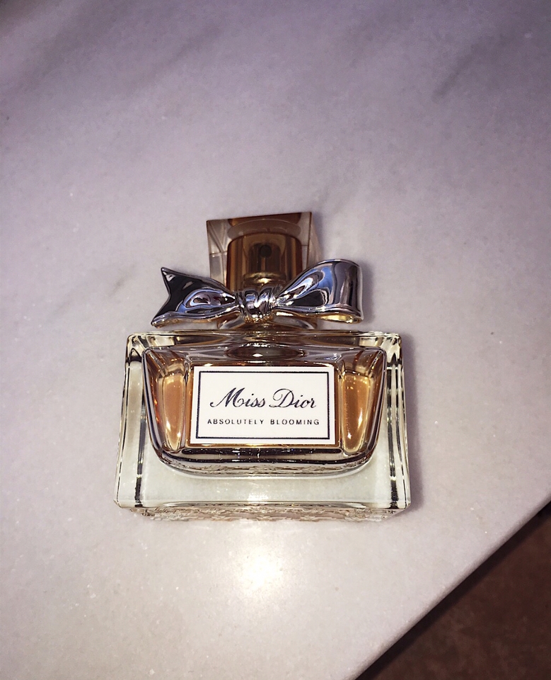 미스 디올 시리즈 중에서 제가 가장 좋아하는 앱솔루틀리 블루밍이에요🌸

유럽 H&B 스토어에서 친구한테 향수 선물하려고 이것저것 시향해 보다가 그 자리에서 직접 제 자신에게도 선물했던 향수입니다 히히🤓
