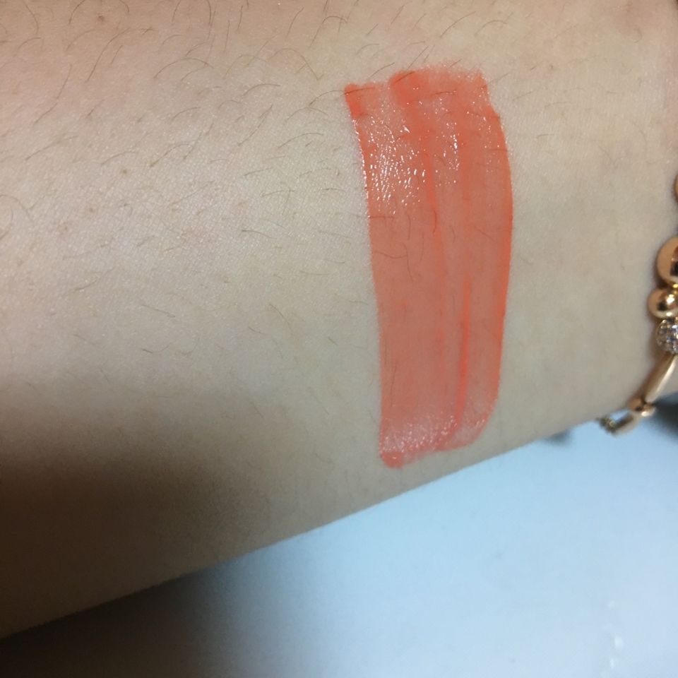 코랄오렌지 색이에요‼️‼️❤
진짜 너무너무 예뻐요😭 이게 심하게 착색되는게 아니라 마르고나면 적당히 보송해지더라구요~~~👍