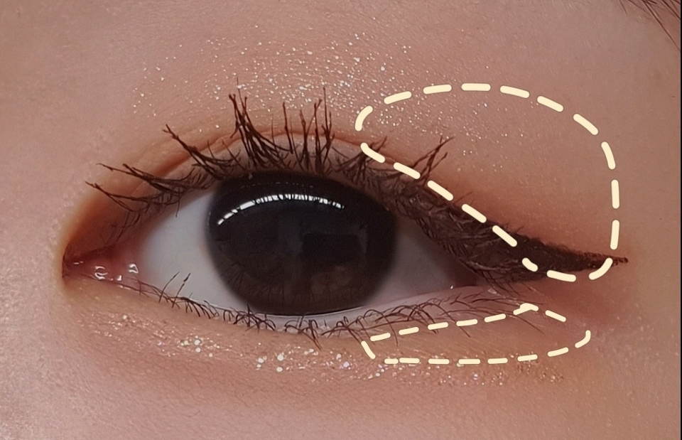 그다음에 두번째 색상이자 이 팔레트의 메인 색상인 버들 베이지를 눈꼬리쪽을 중심으로 자연스럽게 펴발라주세요. 

눈 밑에 비어있는 삼각존과 애굣살에도 전체적으로 발라주면 애굣살이 더 입체적으로 보이고 밸런스가 잘 맞답니다!