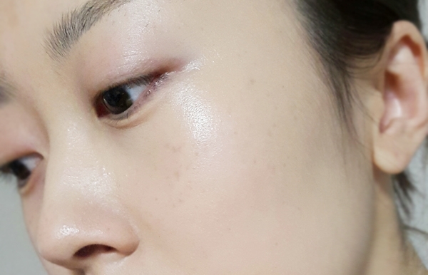 메이크업을 끝내고나면 피부에 없던 윤기가 돌아요ㅎㅎ
시간이 지나도 건조함이나 당김은 느껴지지 않았어요.
그리고 지속력도 꽤 오래가는 편이라서
요즘같은 날씨에는 따로 수정화장이 필요없더라구요:)