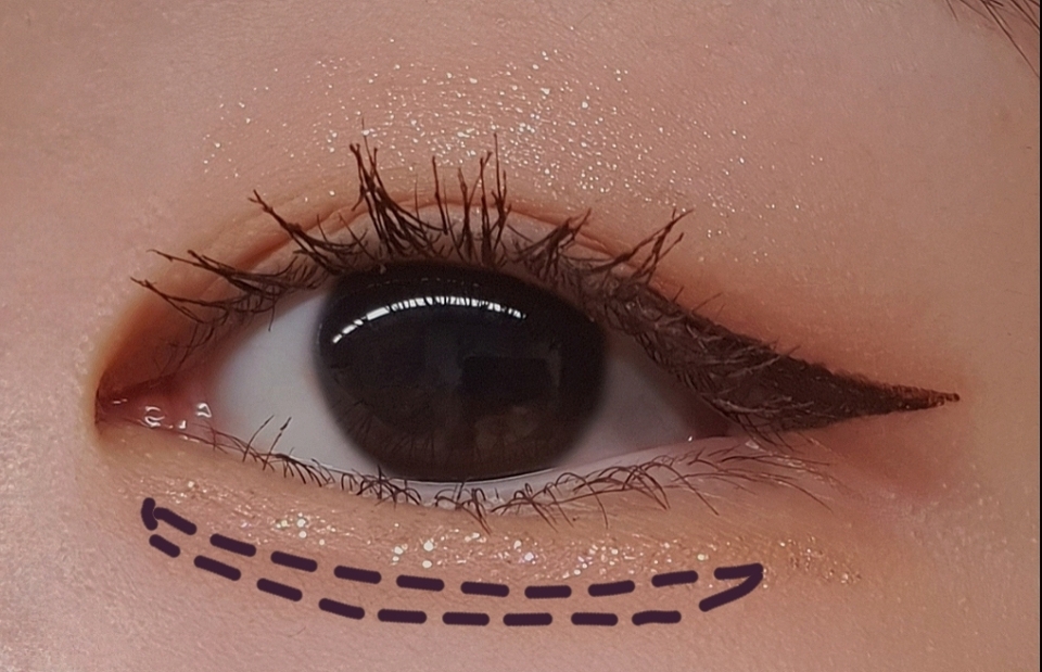 그리고 아이브로우나 드라이 버들 색상을 사용해서 애굣살도 그려주세요. 근데 섀도우로 애굣살을 그리게 되면 너무 진해질 수 있기 때문에 연한 아이브로우로 그리는걸 추천드려요! 

저는 애스큐랩 아이브로우 내추럴 브라운 색상을 사용했답니다. 애굣살을 그리기에 정말 좋더라구요!