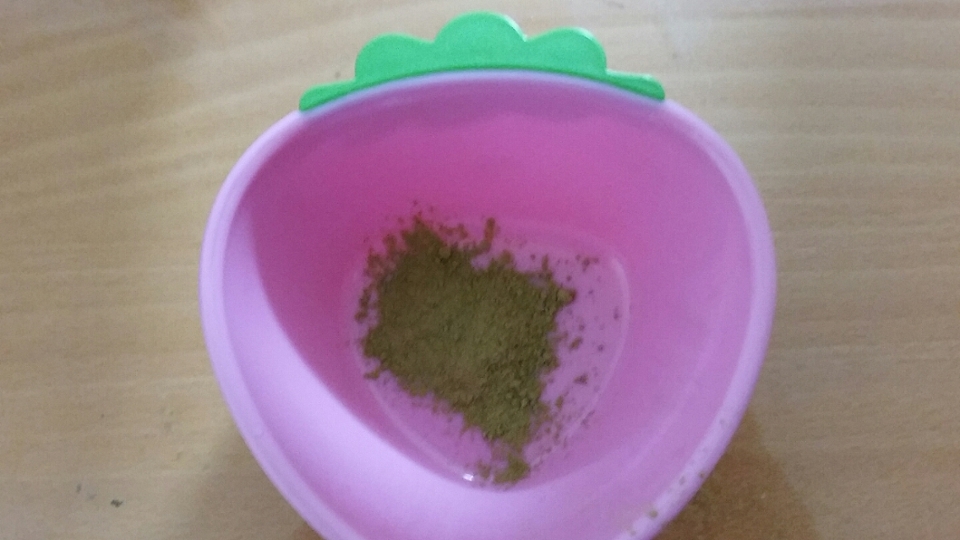 이 그릇은 다이소에서 삿는데 팩할때 쓰고잇어요 좋더라구요~가격은 얼마인지 가물가물 하네용ㅠ 이그릇에 녹차가루를 눈대중으로 넣어줍니다~!