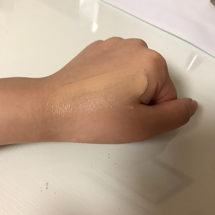 바를때 수분감이 많아서 쓱쓱 잘 펴바르기에 좋아요!
저는 납작브러쉬, 퍼프, 모공브러쉬 다 써봤는데
개인적으로는 모공브러쉬>납작브러쉬>퍼프
제가 퍼프사용을 잘 못해서 그럴수도 있겠지만 
브러쉬 추천드립니다!❤️