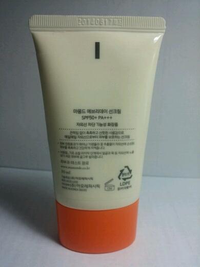 막 쓰려고 사서 발랐던 터러 기대하지 않았지만 향도 좋고 발림성도 아주 좋습니다! 지성이신 분들은 파우더 팩트랄까요? 기름 잡아 주는 팩트나 기름종이 필요하실 것 같습니다. 하지만 가격대비 겨울용으로는 추천!