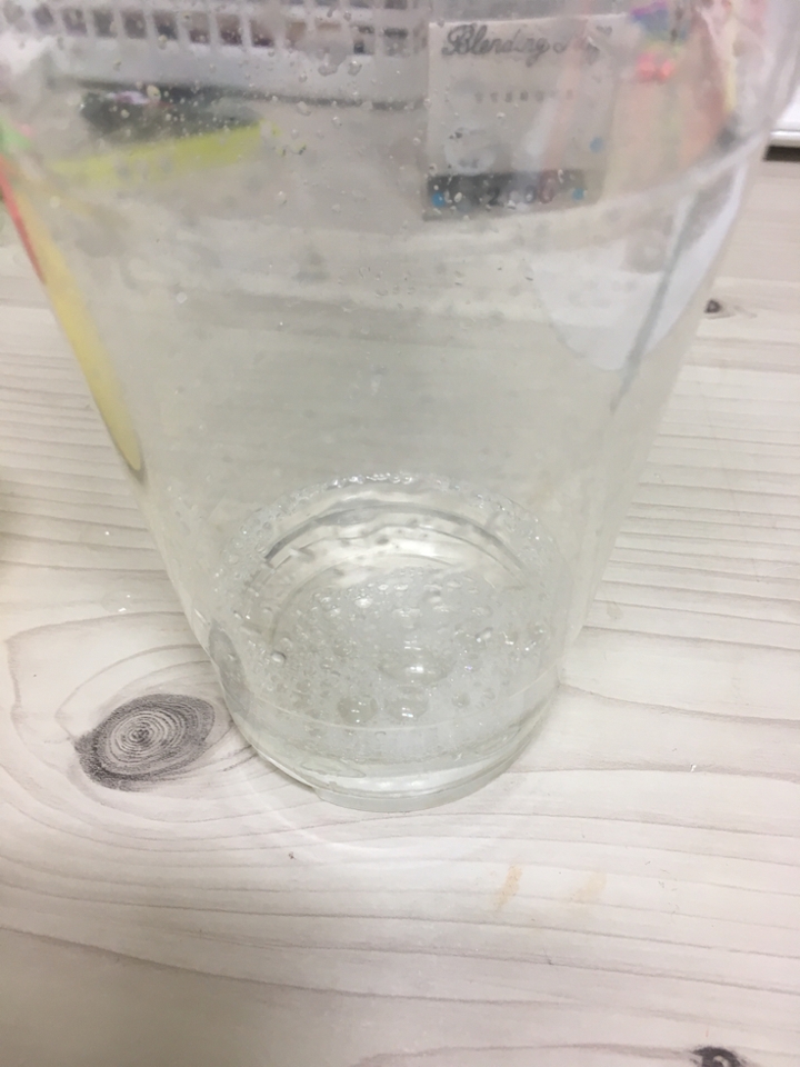 컵에 조금만 따라줬어요! 많이 하실 필요 없어용 퍼프가 한번 충분히 젖을 정도면 됩니다