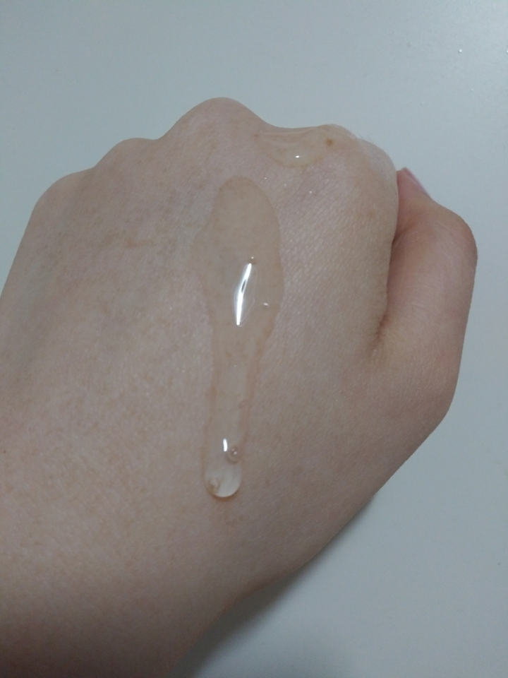 물같아서 건조할 줄 알았는데 발림성이 매우 좋고 쫀쫀한 마무리!!