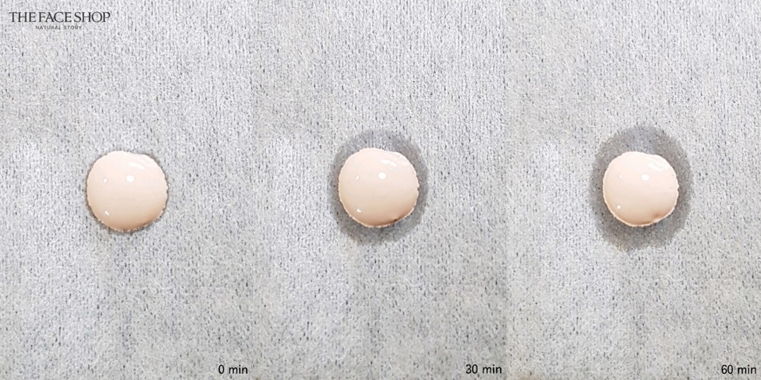 
이번엔 유분기를 테스트 해봤어요. 
기름종이에 한 방울 톡! 떨어뜨린 뒤에, 
30분, 1시간의 시간차를 두고 확인해봤어요.


제가 지금 사용하고 있는 파운데이션과 비교해볼게요. 
​
더페이스샵 잉크래스팅 파운데이션 슬림핏 제품은 
세미매트 타입으로 유분기가 적어요.
​
그래서 마무리감이 보송~뻑뻑하지만, 
시간이 지나면 피부가 건조하다고 느껴지더라구요.
