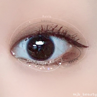 첫번째로 보여드릴 메이크업은,
"브라운 음영 아이 메이크업의 정석 느낌"의 아이 메이크업이에요. ⚆ ͜ʖ ͡⚆
