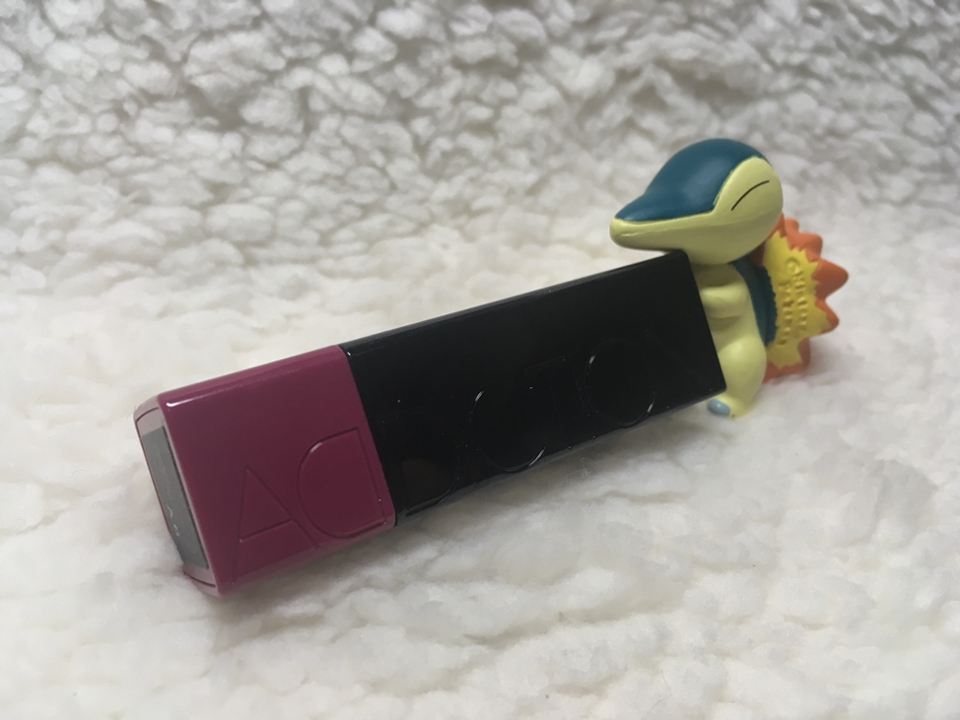 
제품 외관입니다!
어딕션이 음각으로 새겨져있습니다.
블러셔보다는 립스틱에 가까운 모습입니다.
