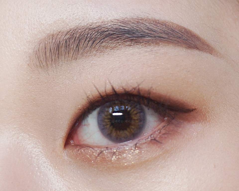  볼륨앤롱래쉬 마스카라로 1차 발라주고, 2차로 컬링 마스카라를 발라주세요
그리고 언더래쉬 찝어주기~