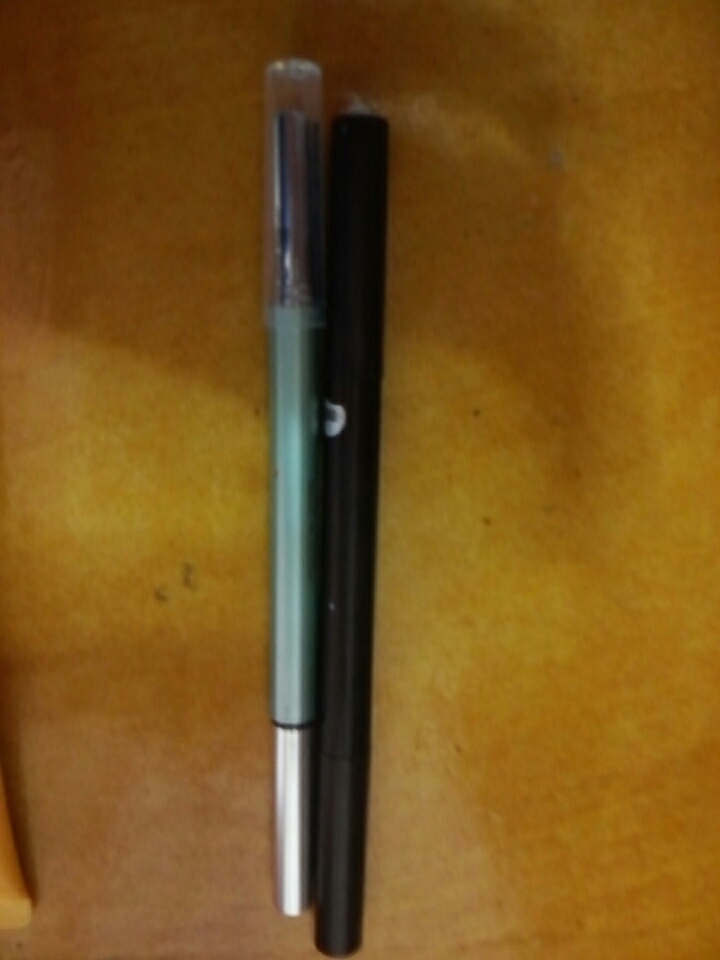 아이브로우들!
제가 눈썹이 없어욯ㅎㅎㅠ
원래는 에뛰드꺼 브라운만 썼었는데 친구들이 너무 외국인같다그래서; 다이소에서 1000원짜리 아이브로우(그레이)를 샀어요! 다이소꺼만 쓰면 눈썹히 회색이 되더라구여ㅋㅋ그래서 섞어쓰고잇는데 애들이 제일 자연스럽데용♥