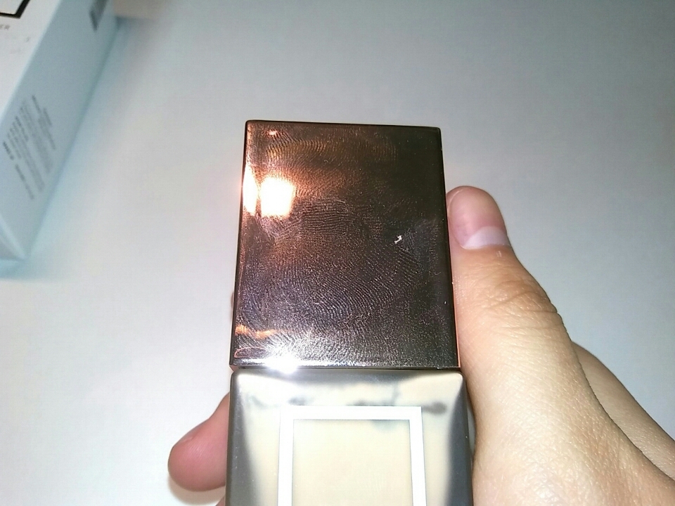 위에 여는 부분이 유광이라서 지문이 다 남는게 조금 안예쁘지만 쓸 때에는 만날 뚜껑보는 거 아니자나용?0?