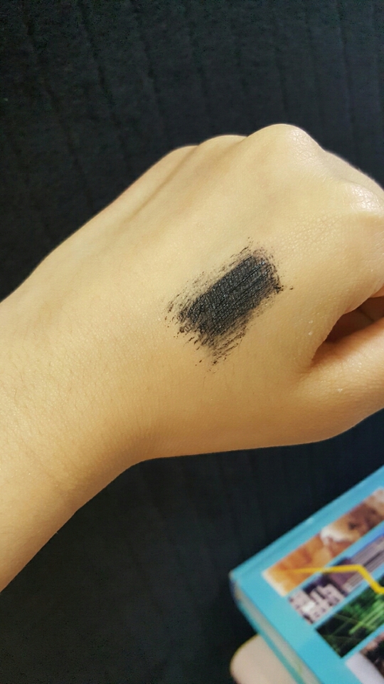 마스카라액이 뭉침없이 골고루 묻어나오는 걸 보실 수 있어요!!